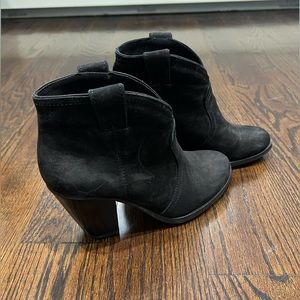 VINCE CAMUTO Hillsy Suede Bootie
